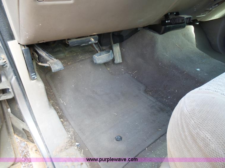 image for item AQ9724 2002 Ford F250 Super Duty Crew Cab pickup truck