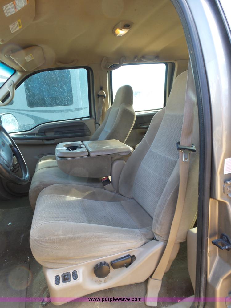 image for item AQ9724 2002 Ford F250 Super Duty Crew Cab pickup truck