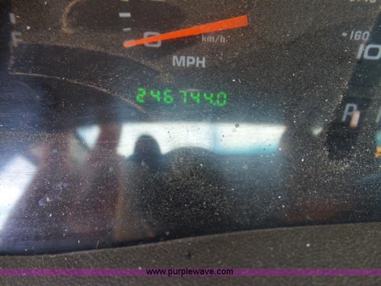 image for item AQ9724 2002 Ford F250 Super Duty Crew Cab pickup truck