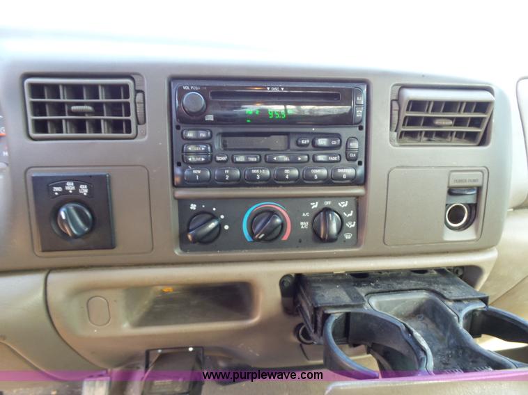 image for item AQ9724 2002 Ford F250 Super Duty Crew Cab pickup truck