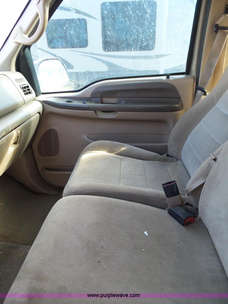 image for item AQ9724 2002 Ford F250 Super Duty Crew Cab pickup truck