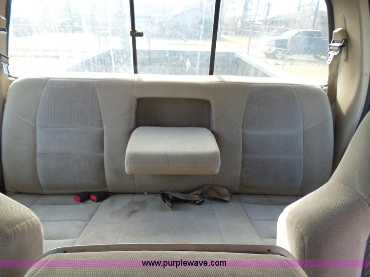 image for item AQ9724 2002 Ford F250 Super Duty Crew Cab pickup truck