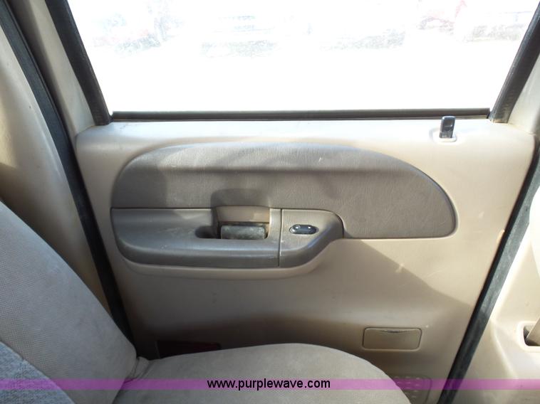 image for item AQ9724 2002 Ford F250 Super Duty Crew Cab pickup truck