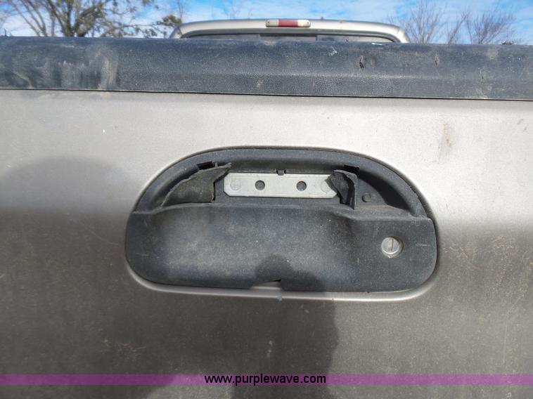 image for item AQ9724 2002 Ford F250 Super Duty Crew Cab pickup truck