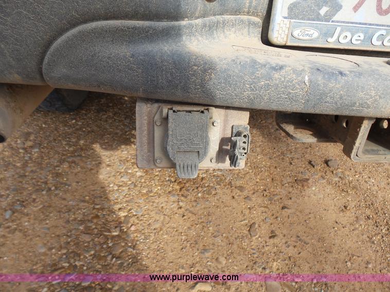 image for item AQ9724 2002 Ford F250 Super Duty Crew Cab pickup truck