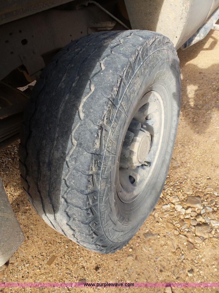 image for item AQ9724 2002 Ford F250 Super Duty Crew Cab pickup truck