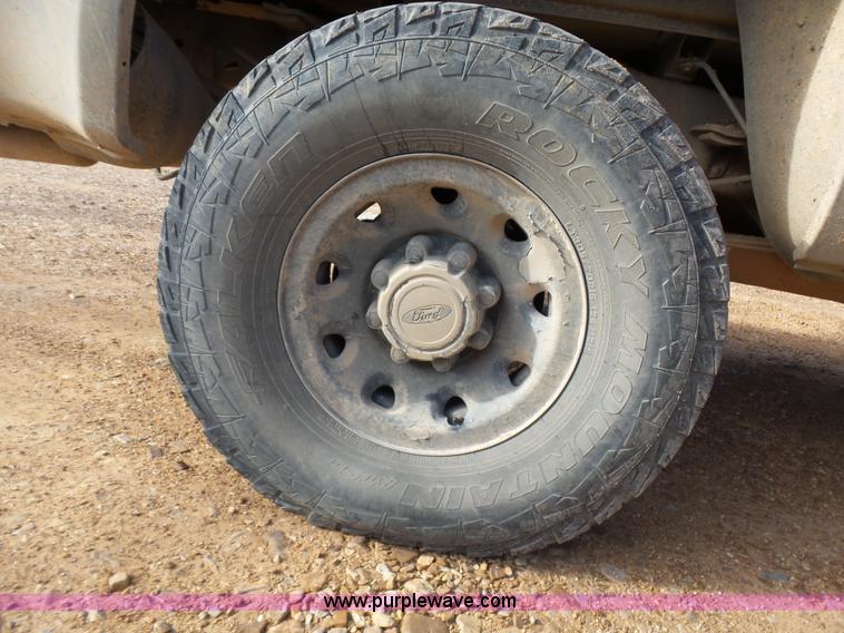 image for item AQ9724 2002 Ford F250 Super Duty Crew Cab pickup truck