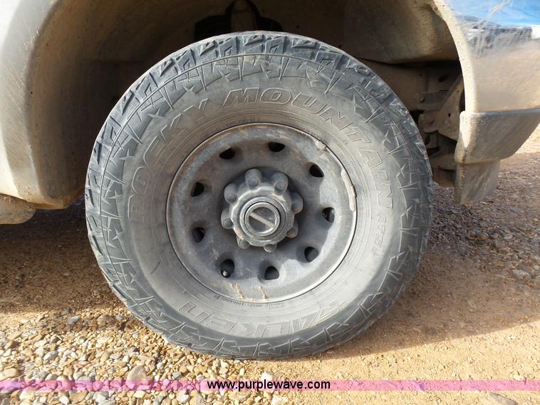 image for item AQ9724 2002 Ford F250 Super Duty Crew Cab pickup truck