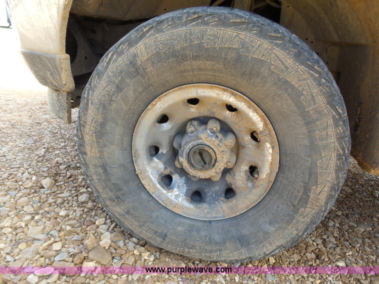 image for item AQ9724 2002 Ford F250 Super Duty Crew Cab pickup truck