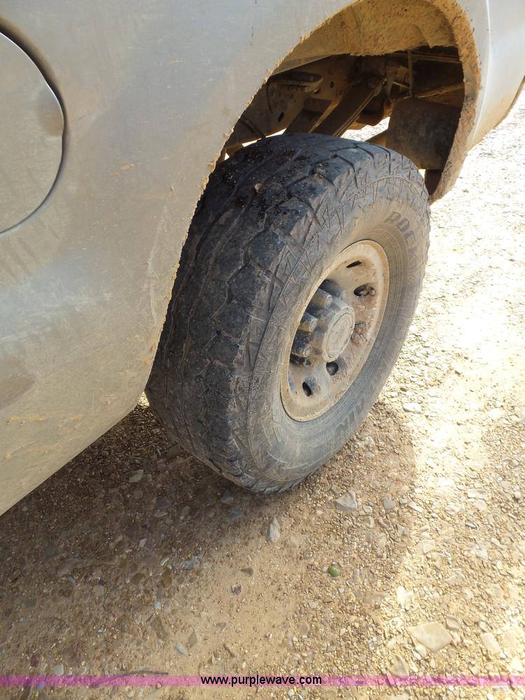 image for item AQ9724 2002 Ford F250 Super Duty Crew Cab pickup truck