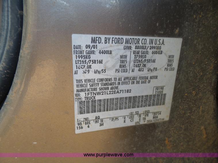 image for item AQ9724 2002 Ford F250 Super Duty Crew Cab pickup truck