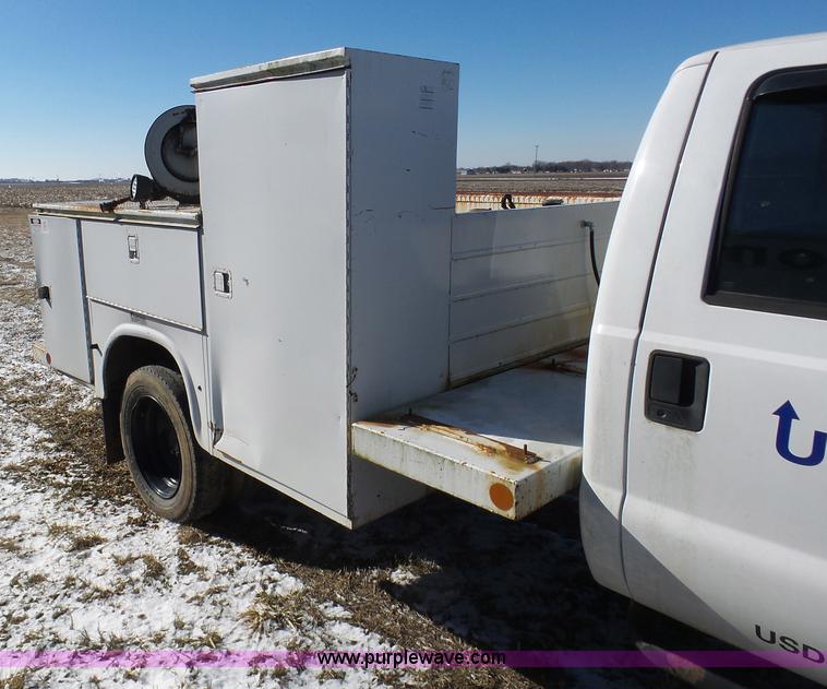 image for item AX9225 2005 Ford F550 service truck