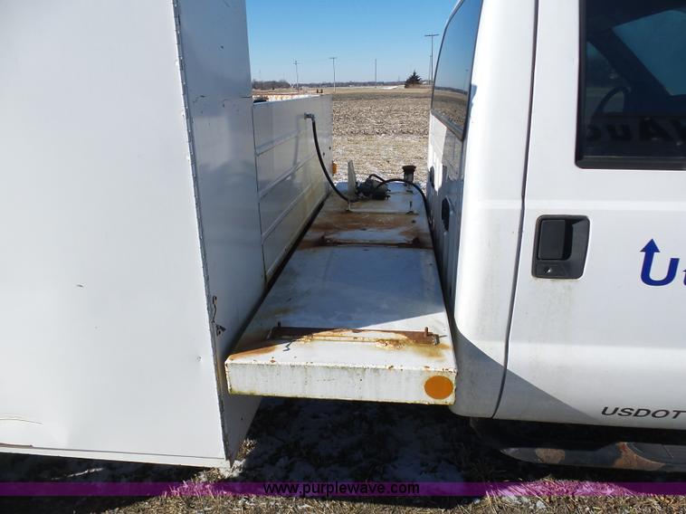 image for item AX9225 2005 Ford F550 service truck