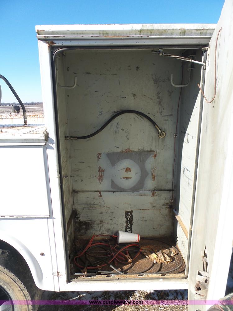 image for item AX9225 2005 Ford F550 service truck