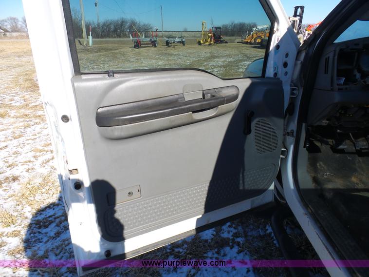 image for item AX9225 2005 Ford F550 service truck