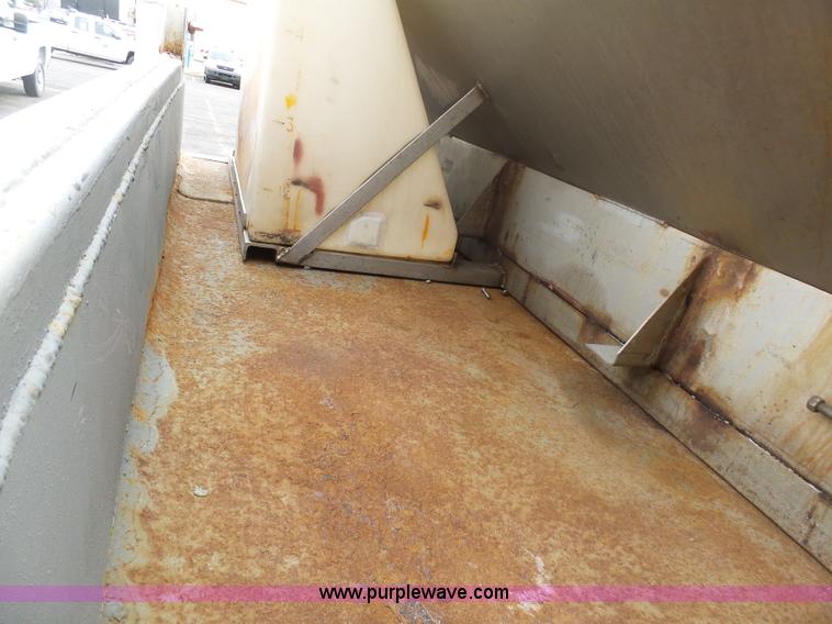 image for item BH9384 2002 Ford F550 dump truck