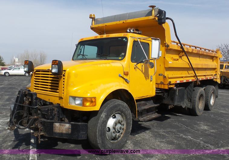 image for item BH9386 1999 International 4900 dump truck