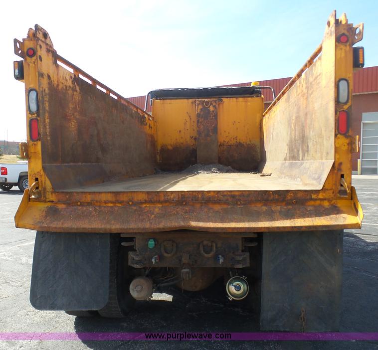 image for item BH9386 1999 International 4900 dump truck
