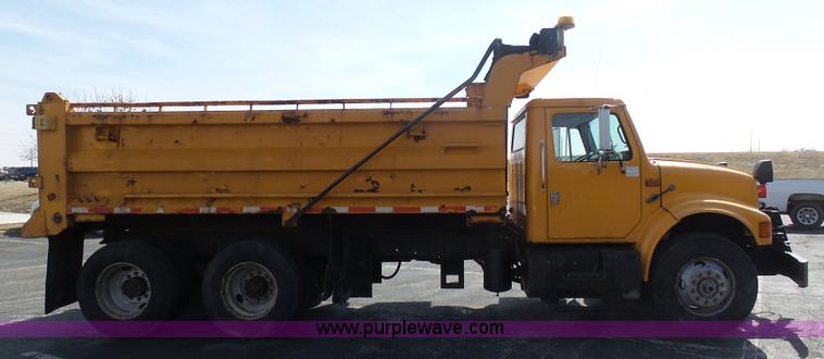 image for item BH9386 1999 International 4900 dump truck