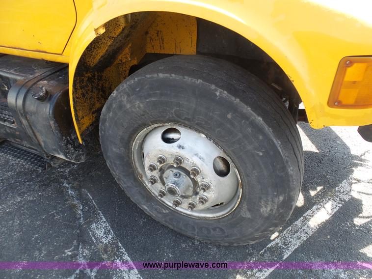 image for item BH9386 1999 International 4900 dump truck