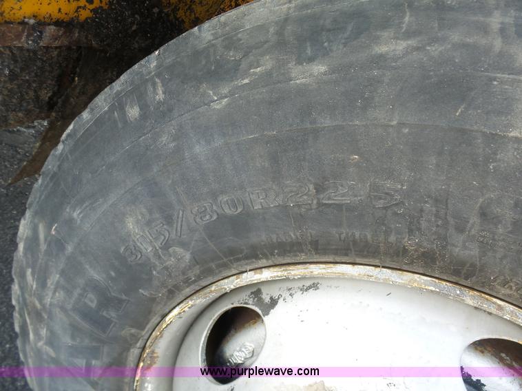 image for item BH9386 1999 International 4900 dump truck