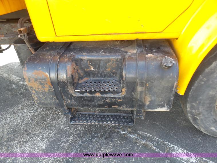 image for item BH9386 1999 International 4900 dump truck