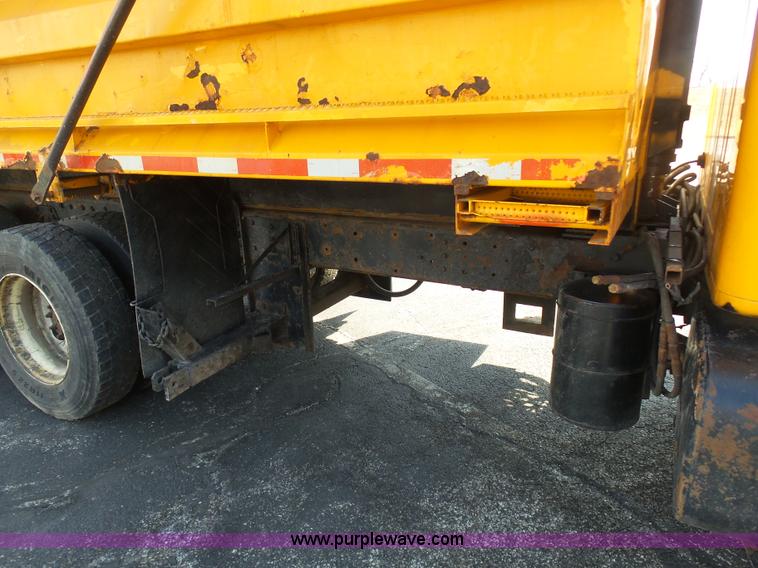 image for item BH9386 1999 International 4900 dump truck