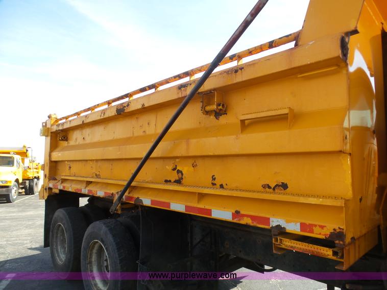 image for item BH9386 1999 International 4900 dump truck