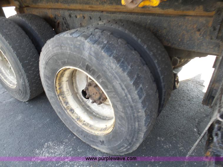 image for item BH9386 1999 International 4900 dump truck