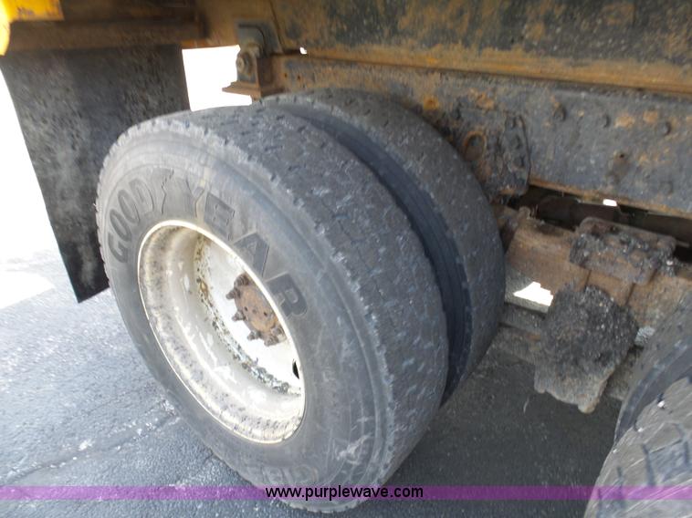 image for item BH9386 1999 International 4900 dump truck