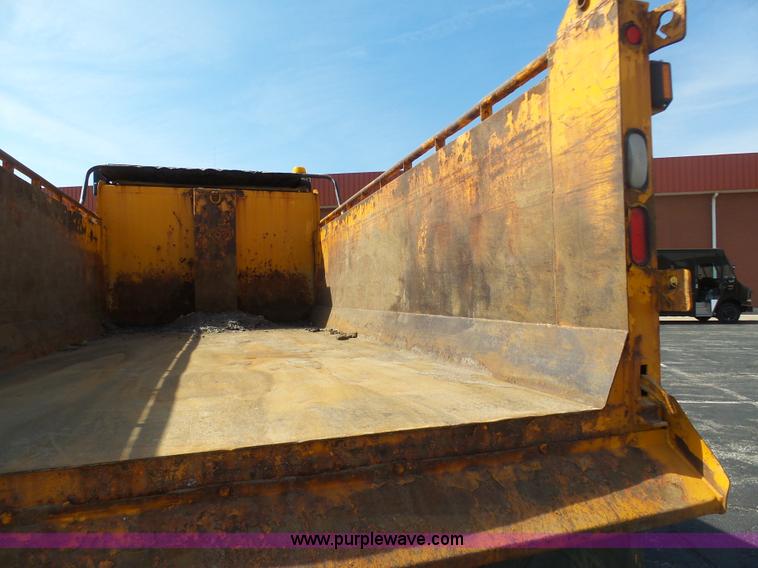 image for item BH9386 1999 International 4900 dump truck