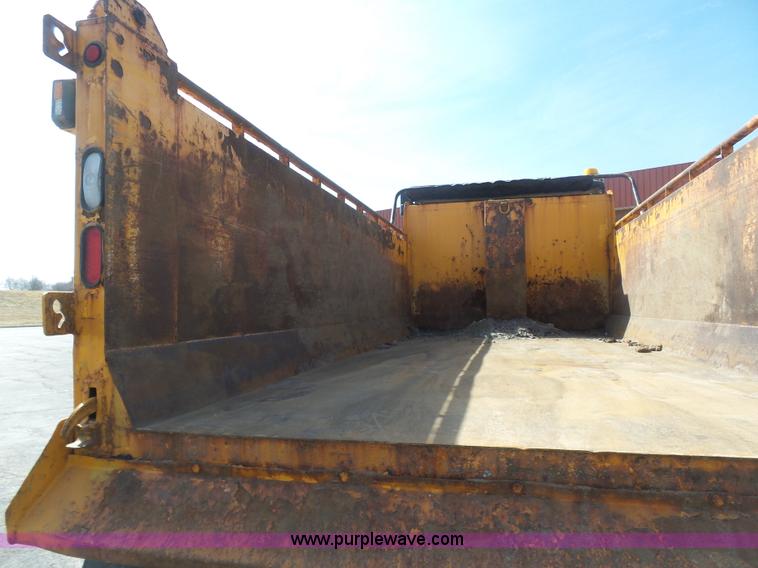 image for item BH9386 1999 International 4900 dump truck