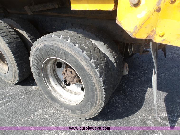 image for item BH9386 1999 International 4900 dump truck