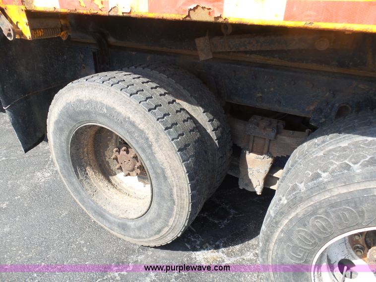 image for item BH9386 1999 International 4900 dump truck