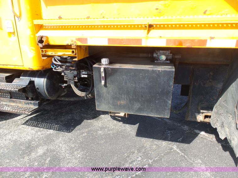 image for item BH9386 1999 International 4900 dump truck