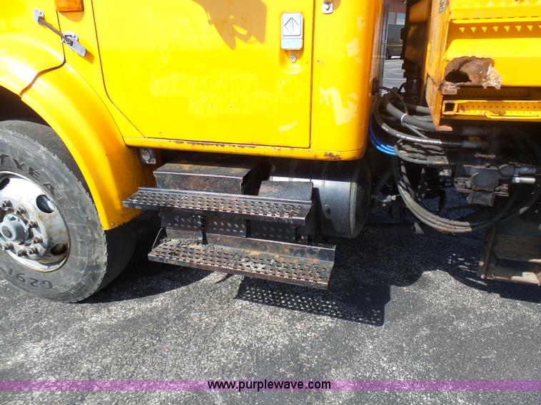 image for item BH9386 1999 International 4900 dump truck