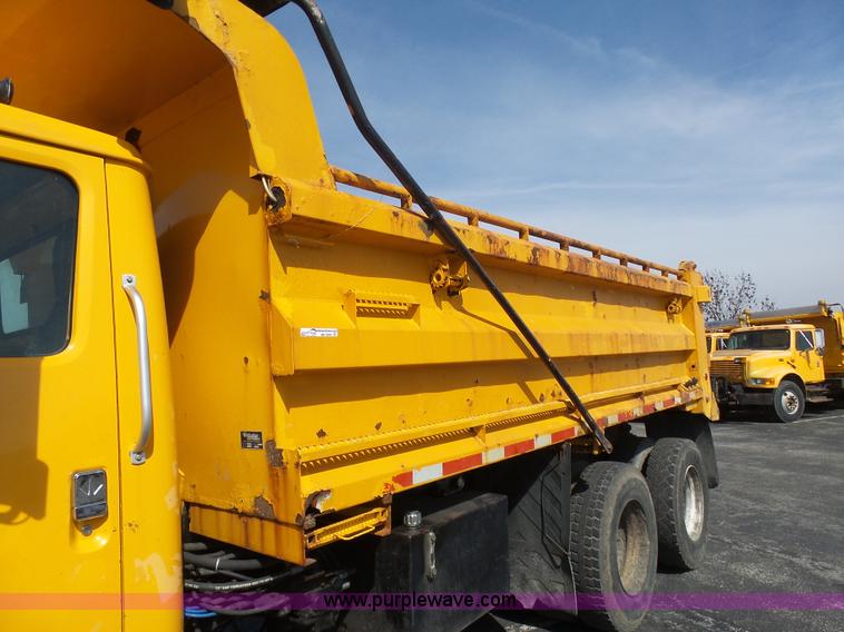 image for item BH9386 1999 International 4900 dump truck