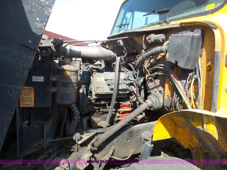 image for item BH9386 1999 International 4900 dump truck