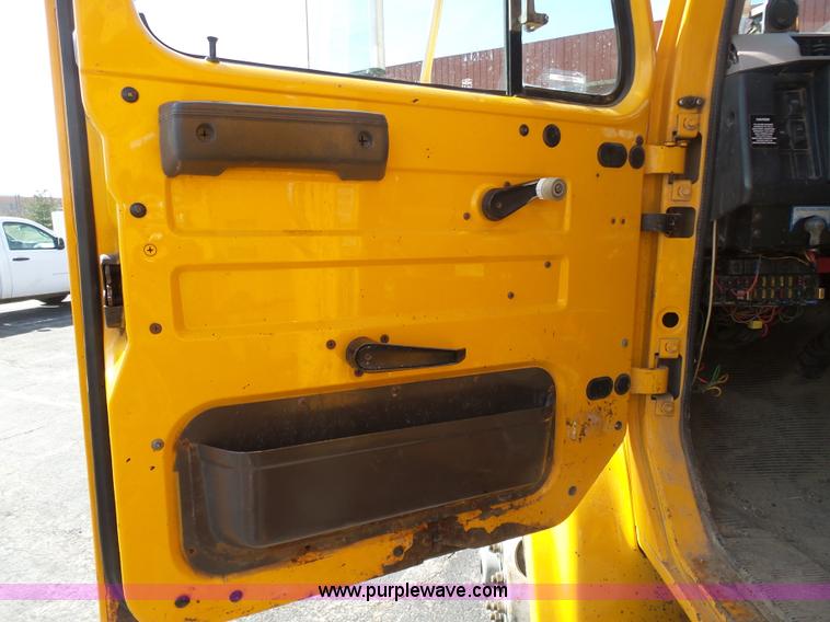 image for item BH9386 1999 International 4900 dump truck