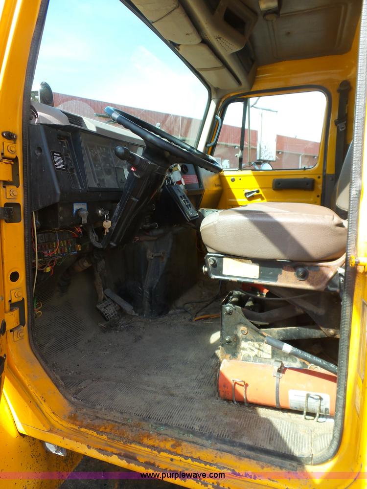 image for item BH9386 1999 International 4900 dump truck