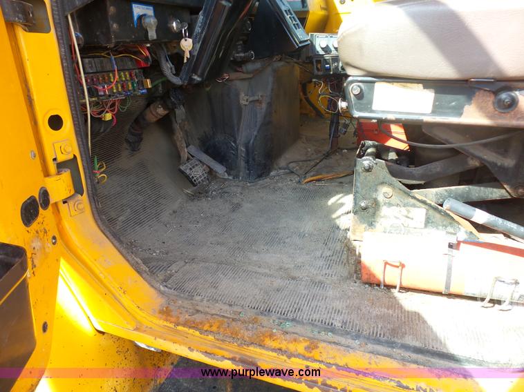 image for item BH9386 1999 International 4900 dump truck