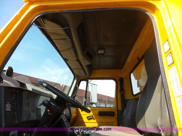 image for item BH9386 1999 International 4900 dump truck