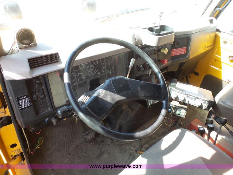 image for item BH9386 1999 International 4900 dump truck