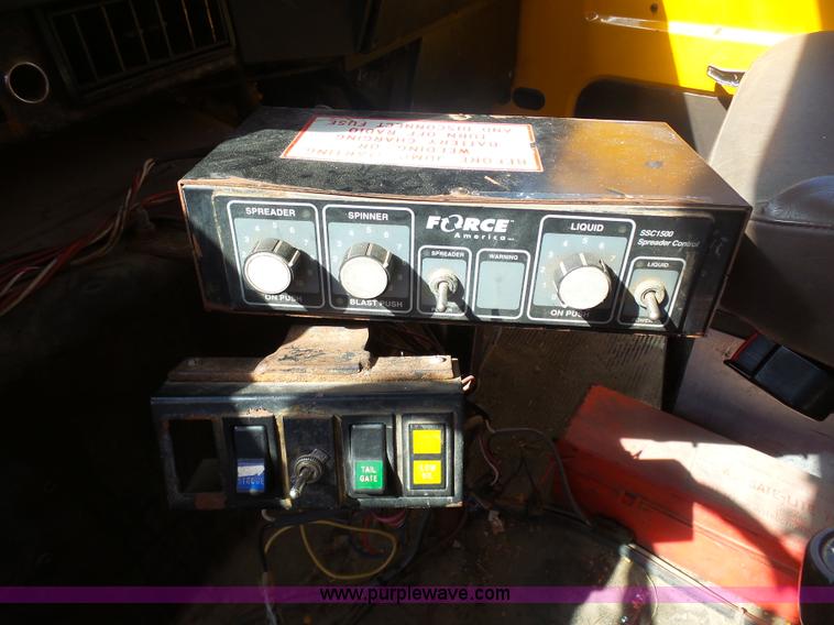 image for item BH9386 1999 International 4900 dump truck