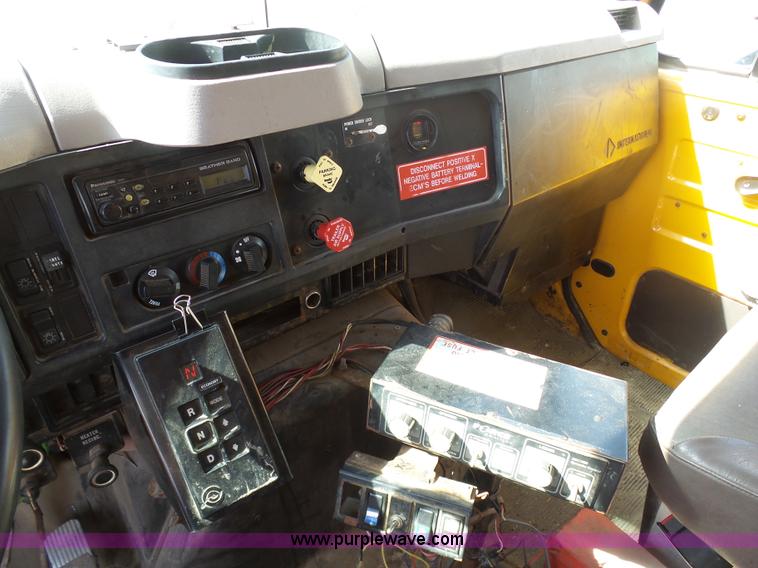 image for item BH9386 1999 International 4900 dump truck