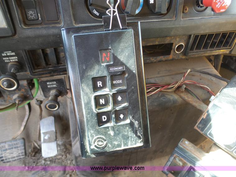 image for item BH9386 1999 International 4900 dump truck