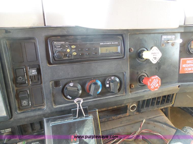 image for item BH9386 1999 International 4900 dump truck