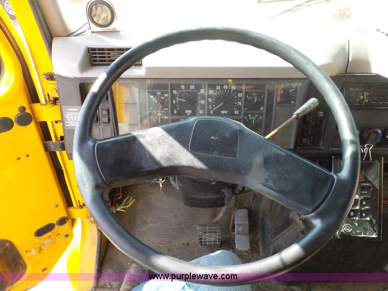 image for item BH9386 1999 International 4900 dump truck