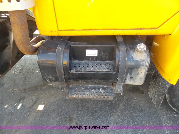 image for item BH9387 2000 International 4900 dump truck