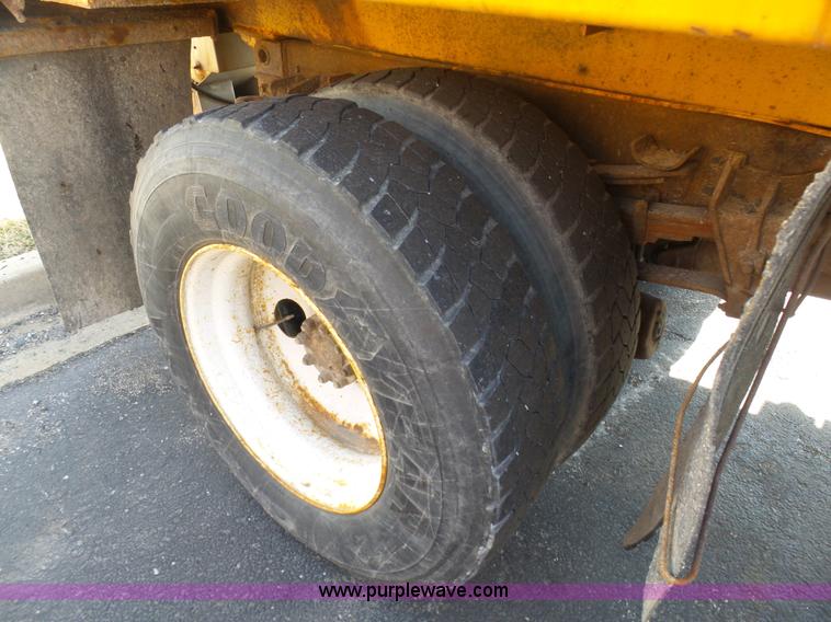 image for item BH9387 2000 International 4900 dump truck